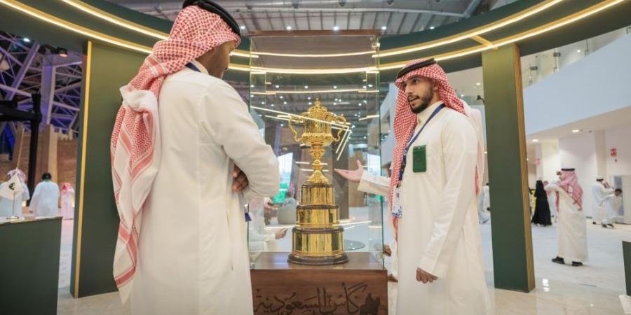 «كأس السعودية».. الجائزة الأغلى عالميًا تتألق في معرض الصقور والصيد - تواصل نيوز