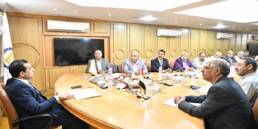 نائب محافظ قنا يبحث تطوير الأداء داخل المدارس وتفعيل دور المشاركة المجتمعية في دعمها - تواصل نيوز