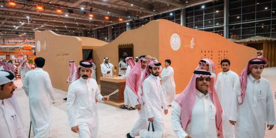 "عز يورّث".. إبداعات تروي تاريخ الدرعية وحيّ الطريف بمعرض الصقور - تواصل نيوز