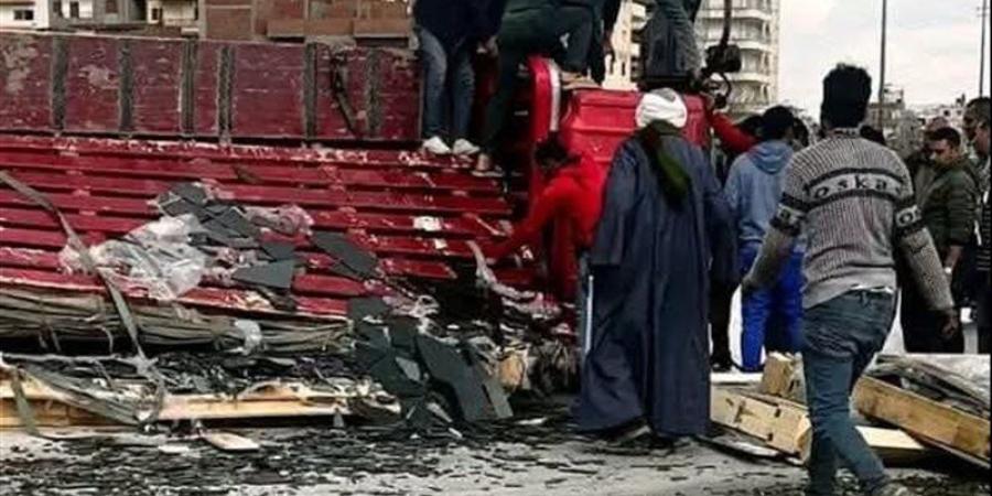 إصابة 3 أشخاص إثر انقلاب سيارة محملة بالزجاج أعلى كوبري سمنود بالغربية - تواصل نيوز