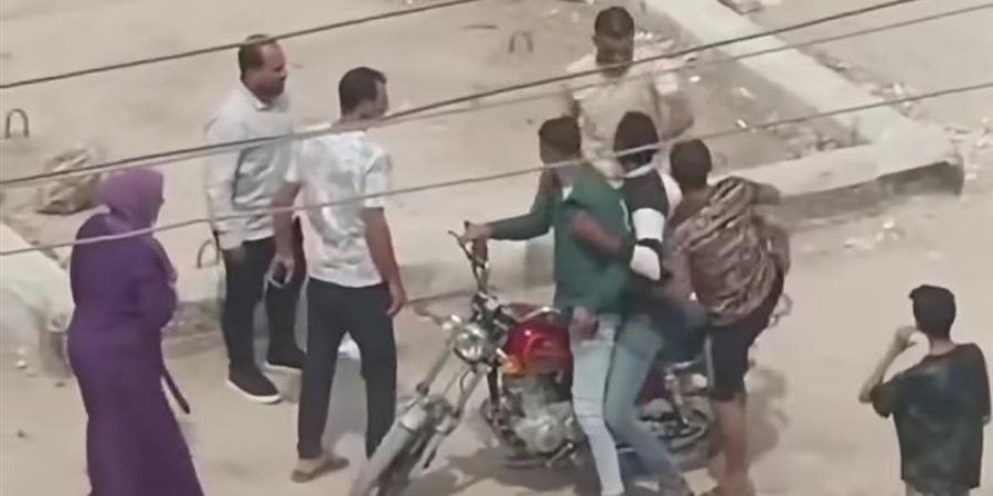 فيديو صادم، خطف شاب بالقوة تحت تهديد صاعق كهربائي ومناشدات بضبط المتهمين - تواصل نيوز