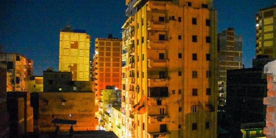 الدفع بمعدات ثقيلة لإزالة عقار أمبروزو المائل بمنطقة محرم بك بالإسكندرية - تواصل نيوز