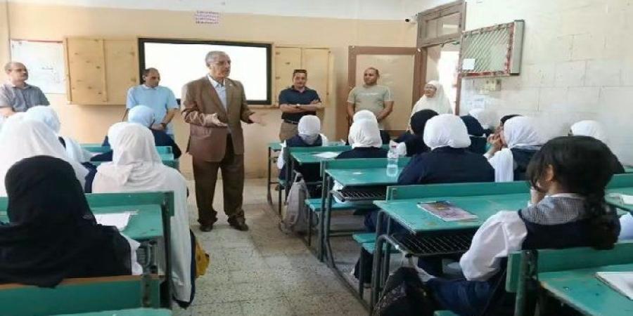 مدير تعليم قنا يقود «الأتوبيس الطائر» لمتابعة انتظام الدراسة بمدارس نقادة - تواصل نيوز