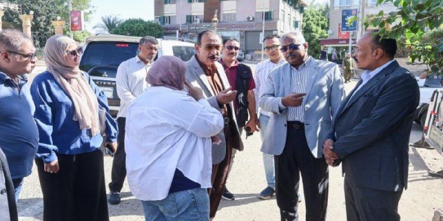 محافظ سوهاج يتفقد أعمال التشجير والحدائق العامة بحي شرق وأخميم ويوجه برفع كفاءتها - تواصل نيوز
