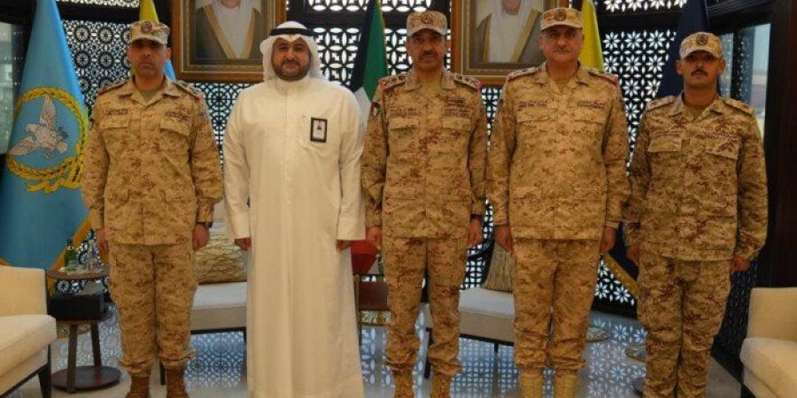 الكويت.. رئيس الأركان العامة للجيش يقلد ضابطا برتبة ملازم - تواصل نيوز
