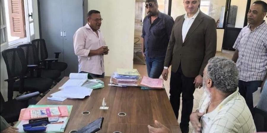 شاهد على إصدار أول ترخيص، نائب محافظ دمياط يتابع التشغيل التجريبي لمركز خدمات الوسطاني - تواصل نيوز