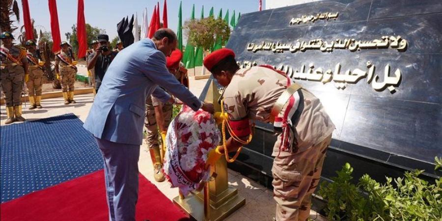 محافظ أسيوط ومدير الأمن يضعان إكليلًا من الزهور على النصب التذكاري للجندي المجهول احتفالًا بانتصارات أكتوبر - تواصل نيوز