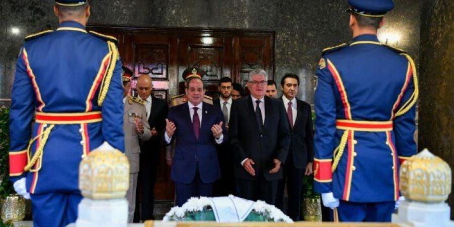 في ذكرى انتصارات أكتوبر.. الرئيس السيسي يزور ضريح جمال عبد الناصر ويقرأ الفاتحة على روحه - تواصل نيوز