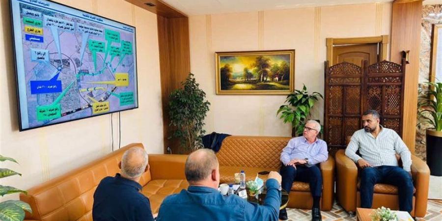 نائب رئيس هيئة المجتمعات العمرانية يستعرض مشروعات المرافق بالعبور الجديدة - تواصل نيوز