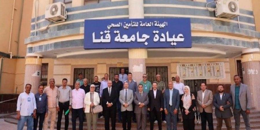 جامعة قنا يستعرض مع مدير التأمين الصحي بجنوب الصعيد تعزيز التكامل المشترك - تواصل نيوز