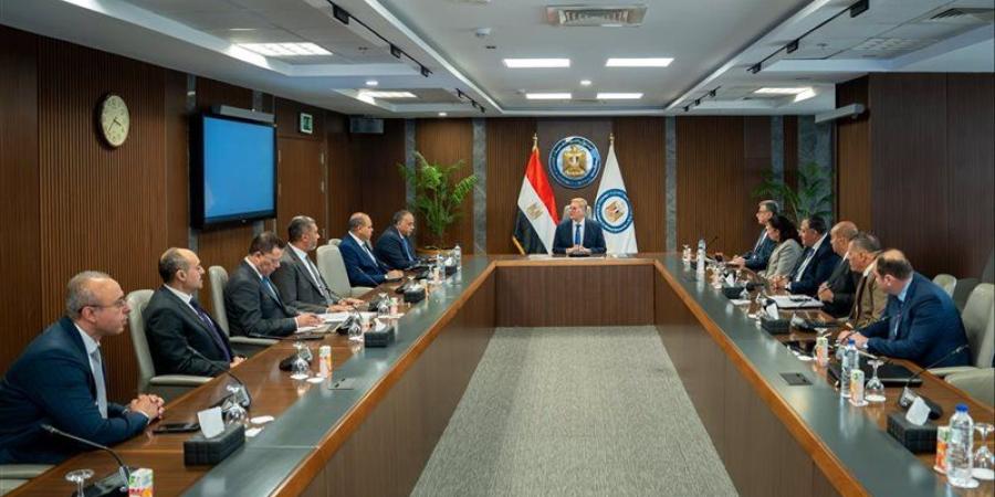 وزير البترول يتابع خطط زيادة الإنتاج وتأمين الإمدادات - تواصل نيوز