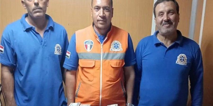 أمانة تُسجل لرجال الإسعاف بالفيوم.. إعادة 660 ألف جنيه لمصاب بعد حادث بطريق أسيوط الغربي - تواصل نيوز