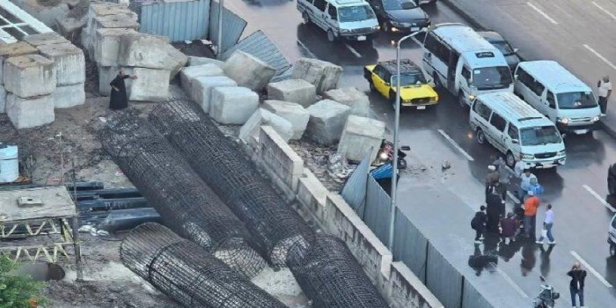 سقوط بلوكات خرسانية يصيب شخصين أثناء مرورهما بطريق الترام في الإسكندرية - تواصل نيوز