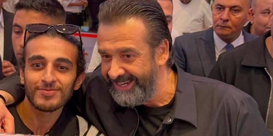 كريم عبد العزيز يظهر بملابس شخصية فيلم مطلوب عائليا ويلبي طلب الجمهور (فيديو) - تواصل نيوز