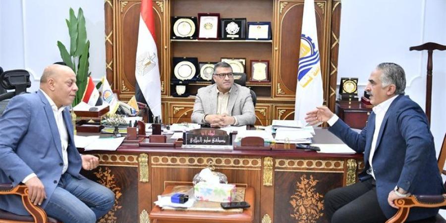 محافظ قنا يناقش مع أعضاء البرلمان مطالب المواطنين والملفات الخدمية (صور) - تواصل نيوز