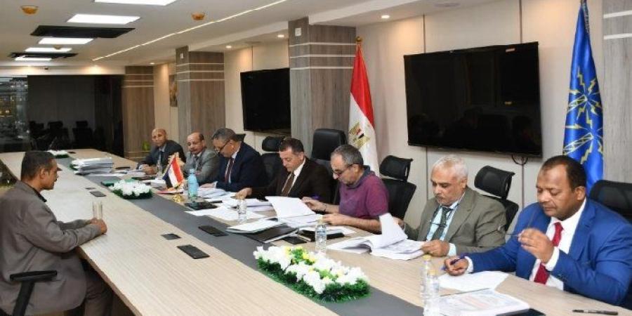 محافظ أسوان يترأس لجنة القيادات لاختيار 6 وظائف قيادية بمديريتي الزراعة والتربية والتعليم - تواصل نيوز
