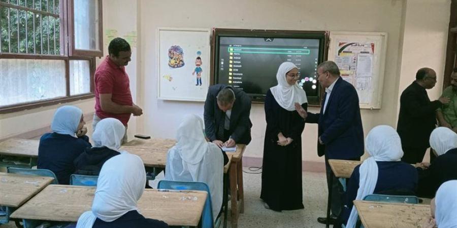مدير تعليم أسيوط يمنح طالبات صدفا الثانوية بنات مكافأة مالية لتفوقهن - تواصل نيوز