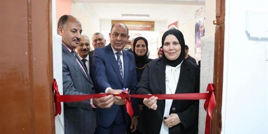 محافظ المنيا يفتتح غرفة للدعم النفسي بمدرسة محمد وحيد حبشي - تواصل نيوز