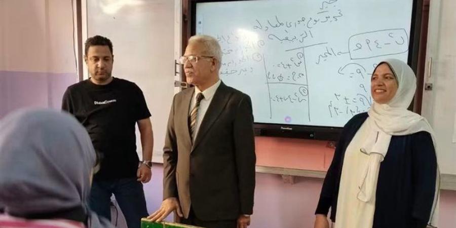 في الصباح الباكر، مدير تعليم الإسماعيلية يفاجئ طالبات الشهيد محمد حسن حسنين (صور) - تواصل نيوز