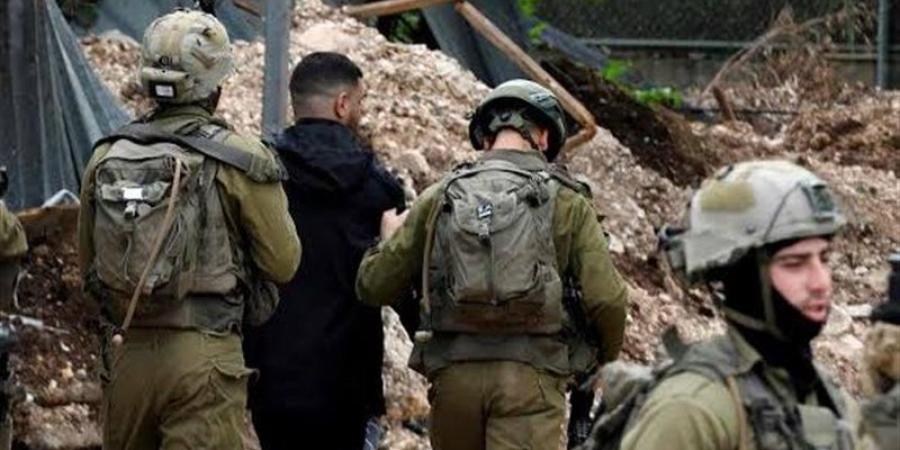 قوات الاحتلال تداهم عشرات المنازل شمال غرب القدس وتحتجز نحو 50 فلسطينيا - تواصل نيوز