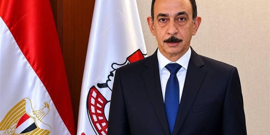 محافظ سوهاج يحيل واقعة تسلق الطلاب سور مدرسة بساقلتة للتحقيق ويوجه بتعلية الأسوار - تواصل نيوز