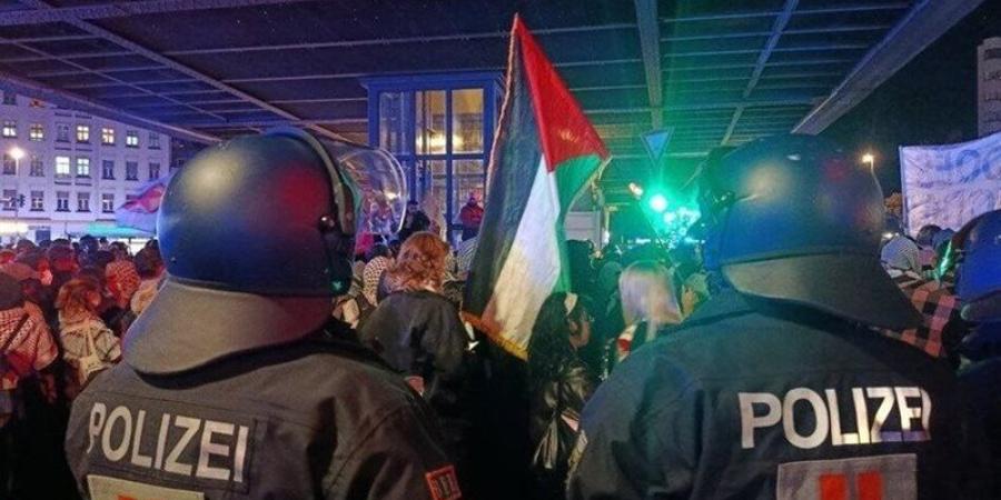 بينهم الناشطة جريتا تونبرج، الشرطة الألمانية تتعدى بعنف على متظاهرين مؤيدين لفلسطين (فيديو) - تواصل نيوز