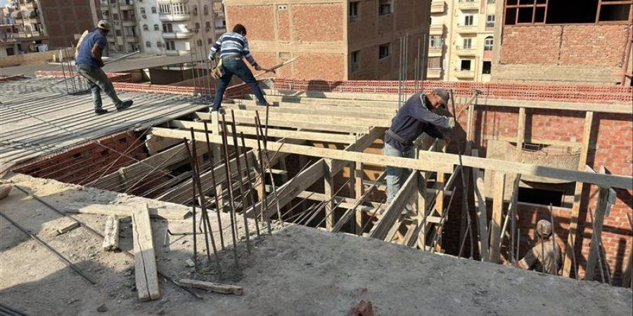 لتجاوزه النسبة القانونية، إزالة فورية لمخالفة بناء بحي الأشجار غرب المنصورة - تواصل نيوز