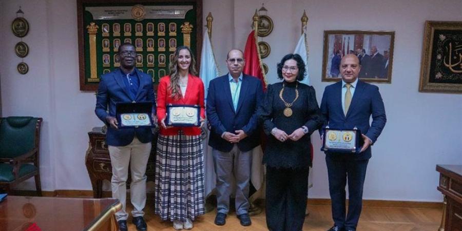 ياسر إدريس يستقبل رئيسة الاتحاد الدولي للريشة الطائرة لمتابعة بطولة العالم للناشئين - تواصل نيوز