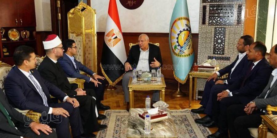 محافظ مطروح يستقبل وفد بيت الزكاة لتوزيع قافلة مساعدات للأولى بالرعاية وذوي الهمم - تواصل نيوز