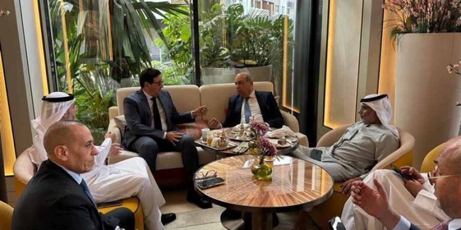 الحفني يبحث مع مدير المنظمة العربية للطيران تعزيز العمل العربي المشترك - تواصل نيوز