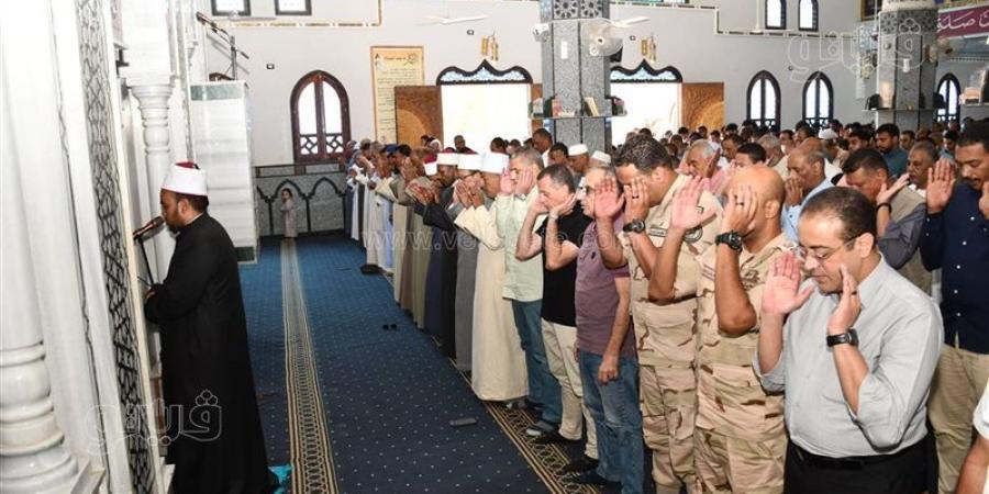 محافظ أسوان يستمع إلى مطالب المواطنين بعد صلاة الجمعة (صور) - تواصل نيوز