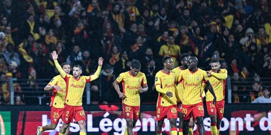 رغم الطرد، لانس يخطف فوزا غاليا من ليون في الدوري الفرنسي - تواصل نيوز