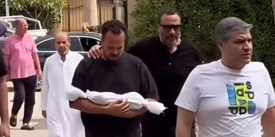 انهيار أحمد ماجد المصري في جنازة نجله «يونس».. ووالده يسانده - تواصل نيوز
