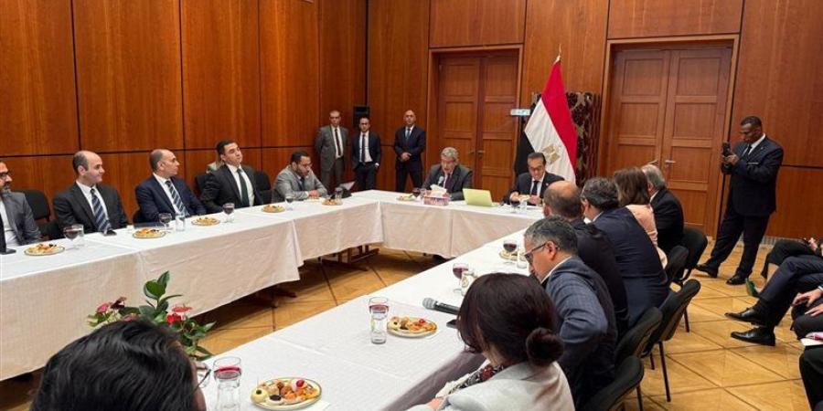 وزير الصحة يلتقي "طيور الطب المهاجرة" بألمانيا لبحث الاستفادة من خبراتهم بالمستشفيات المصرية - تواصل نيوز