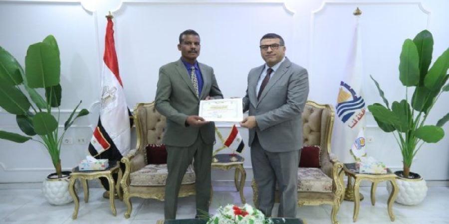 محافظ قنا يُكرّم مدير الزراعة تقديرًا لجهوده في إنجاح منظومة توزيع الأسمدة - تواصل نيوز