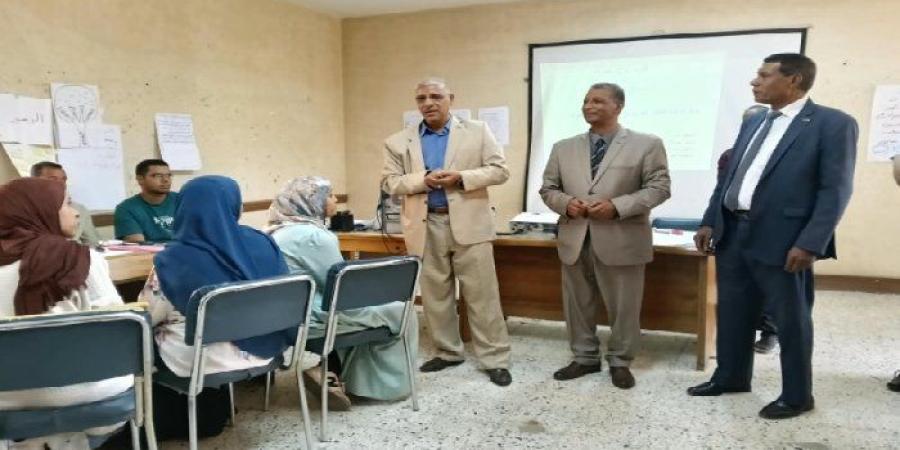 مدير تعليم قنا يتفقد تدريب 80 من القيادات المدرسية والمعلمين على تطبيقات الذكاء الاصطناعي - تواصل نيوز