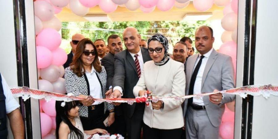 وزيرة التنمية المحلية والبيئة ومحافظ الوادي الجديد تفتتحان المركز التكنولوجي بديوان عام محافظة الوادي الجديد بعد تطويره - تواصل نيوز