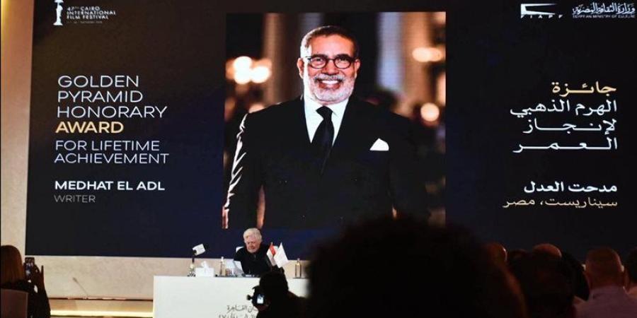 القاهرة السينمائي يعلن تكريم السيناريست مدحت العدل بجائزة الهرم الذهبي لإنجاز العمر - تواصل نيوز
