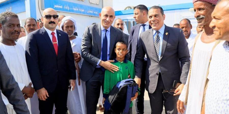 بعد تداول فيديو تحية العلم، وزير التعليم يشيد باعتزاز طالب شلاتين بوطنه - تواصل نيوز