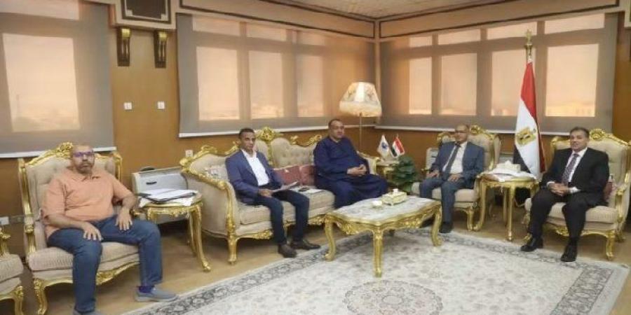 رئيس جامعة قنا يبحث مع ممثلي المجتمع المدني دعم المستشفيات الجامعية وتطوير الخدمات الطبية - تواصل نيوز