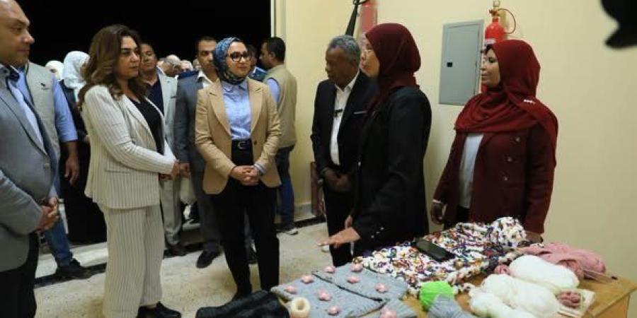 وزيرة التنمية المحلية ومحافظ الوادي الجديد يفتتحان مجمع الصناعات الحرفية بقرية مرزوق - تواصل نيوز