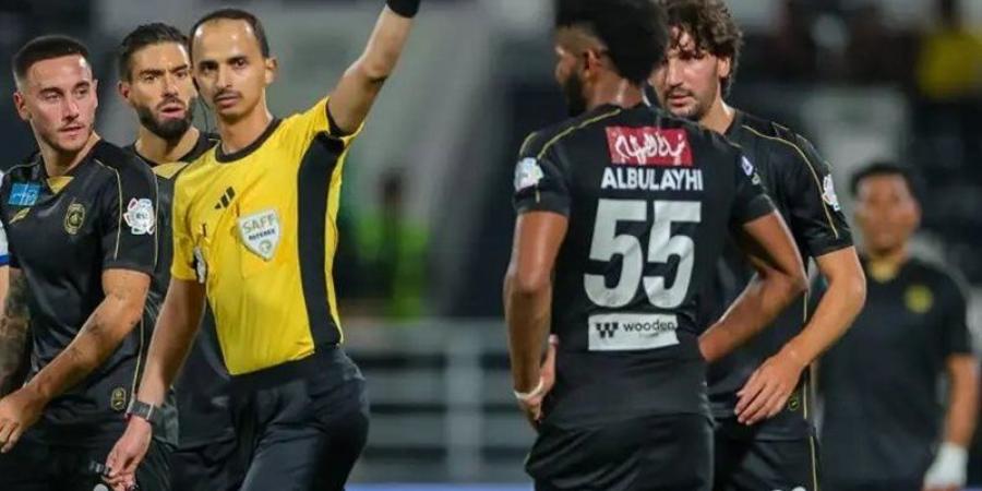 علي البليهي يدخل تاريخ الدوري السعودي برقم صادم بعد طرده أمام التعاون - تواصل نيوز