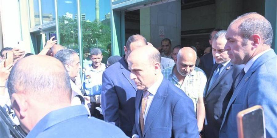 محافظ الغربية يقدم واجب العزاء لأسرتي ضحيتي عقار سوق اللبن - تواصل نيوز