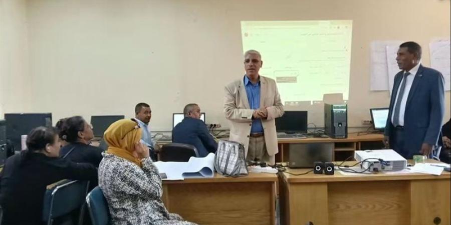 وكيل وزارة التعليم بقنا يتابع تدريب المعلمين على تطبيقات الذكاء الاصطناعي - تواصل نيوز