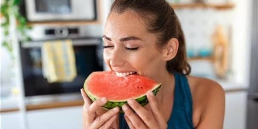 تفسير حلم أكل البطيخ في المنام وعلاقته بالفرج والتخلص من المشاكل - تواصل نيوز
