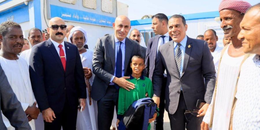 وزير التربية والتعليم يلتقي طالب مدرسة نجيب محفوظ الإعدادية الثانوية بشلاتين ويشيد باعتزازه بوطنه - تواصل نيوز