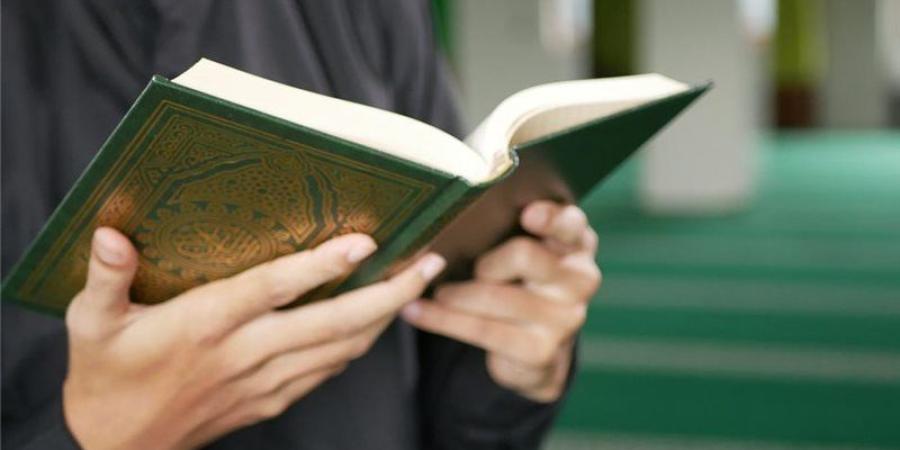 أمين الفتوى يوضح حكم قراءة القرآن من المصحف أثناء الصلاة والفرق بين الفرض والنوافل - تواصل نيوز