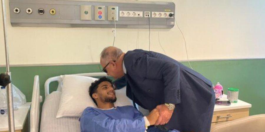 أشرف نصار يتابع الحالة الصحية لـ أسامة فيصل بعد جراحة غضروف الركبة - تواصل نيوز