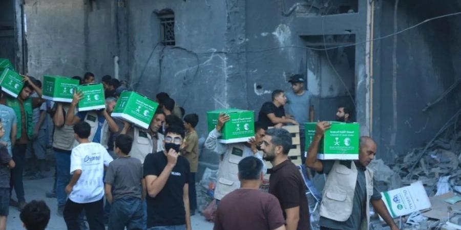 صور.. مساعدات سعودية استجابة لأسر تضررت منازلها جراء القصف جنوب غزة - تواصل نيوز
