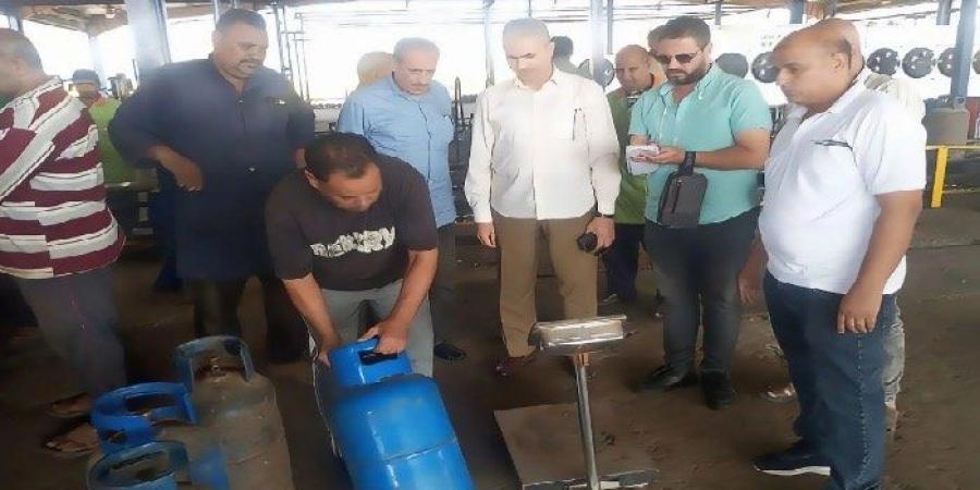 مدير تموين الشرقية يتفقد محطة تعبئة البوتجاز «شارفيل» بمركز أبوحماد - تواصل نيوز